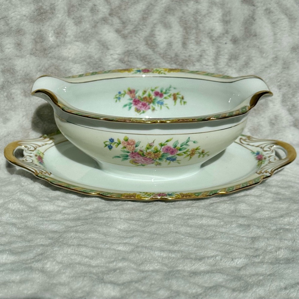 ✨VTG EUC✨Leonora by BLACK KNIGHT Gravy Boat Waldenburg Studios !Discontinued!